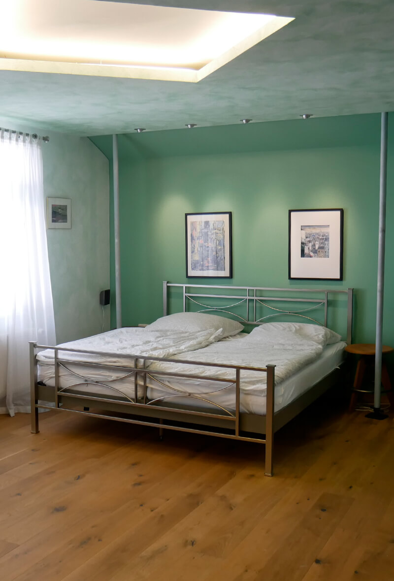 Schlafzimmer mit Doppelbett in der zentral gelegenen Ferienwohnung